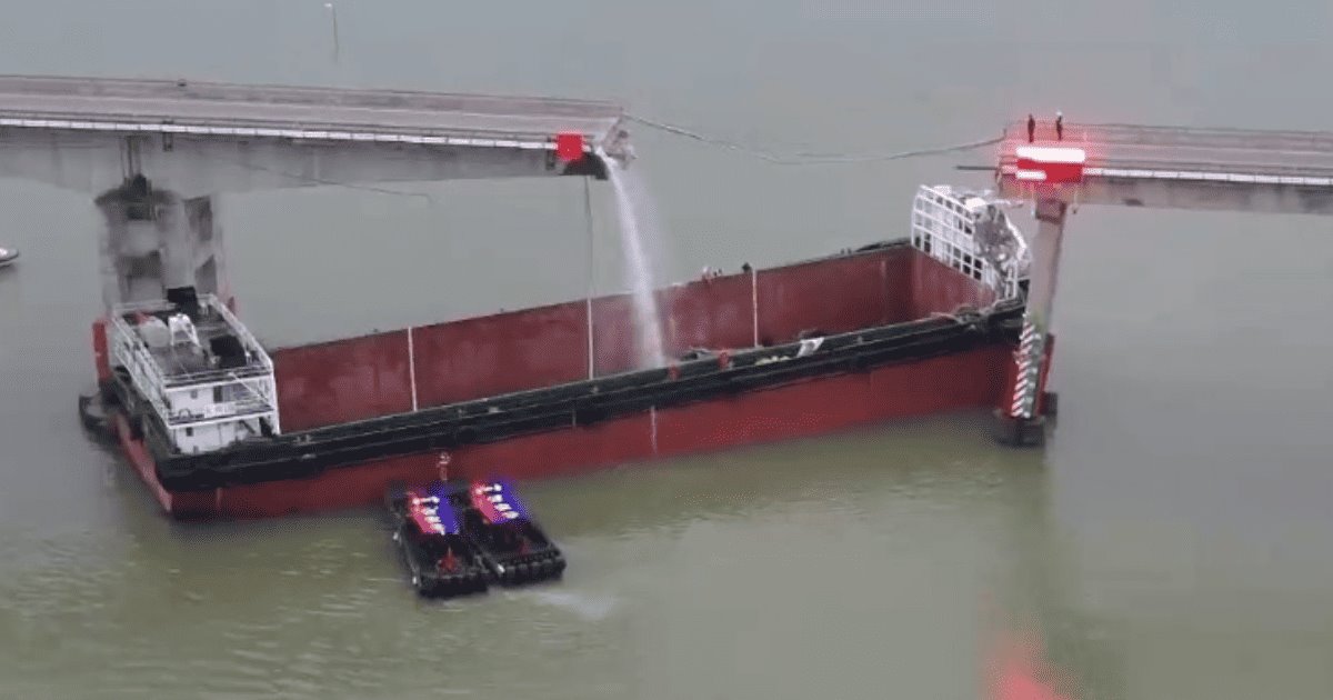 Buque derriba puente y causa la muerte de dos personas en China