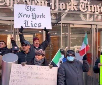 Protestan simpatizantes de AMLO y Morena en oficinas del NYT