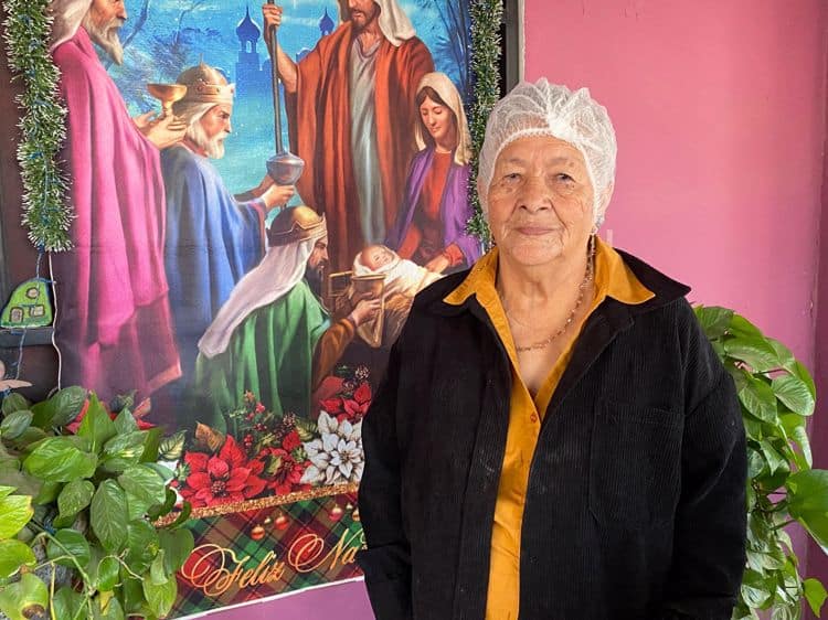 María Elena sigue preparando capirotada a la leña a sus 86 años