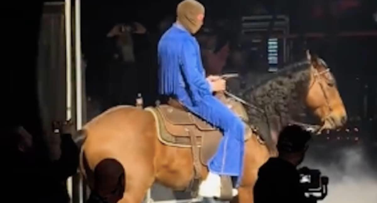 Bad Bunny ingresa un caballo al escenario y PETA lo critica
