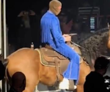 Bad Bunny ingresa un caballo al escenario y PETA lo critica