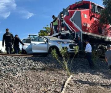 Tren de carga embiste a madre e hijo en Sinaloa