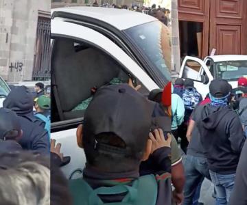 Normalistas de Ayotzinapa derriban puerta de Palacio Nacional