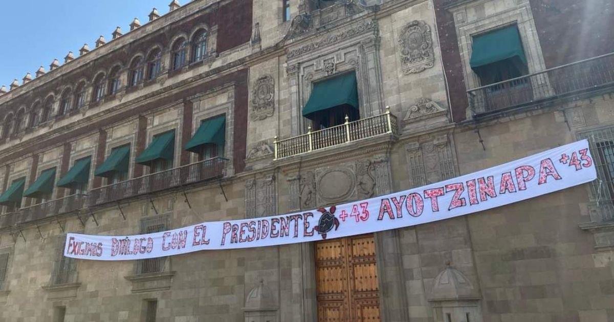 Segob contacta a padres de Ayotzinapa tras irrupción en Palacio Nacional