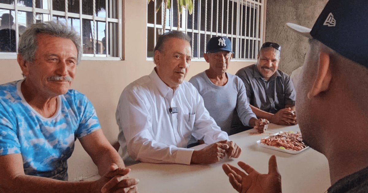 Manlio Fabio Beltrones escucha a los pescadores de Guaymas