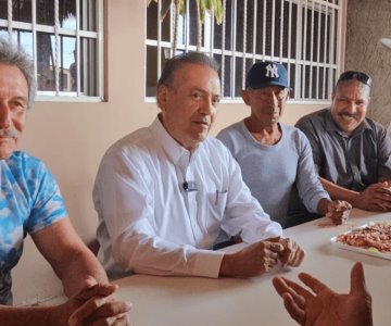 Manlio Fabio Beltrones escucha a los pescadores de Guaymas