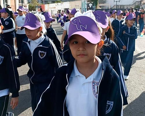 Estudiantes de primaria realizan marcha por Día Internacional de la Mujer