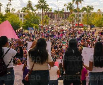 Marchan mujeres por el Día Internacional de la Mujer en Hermosillo