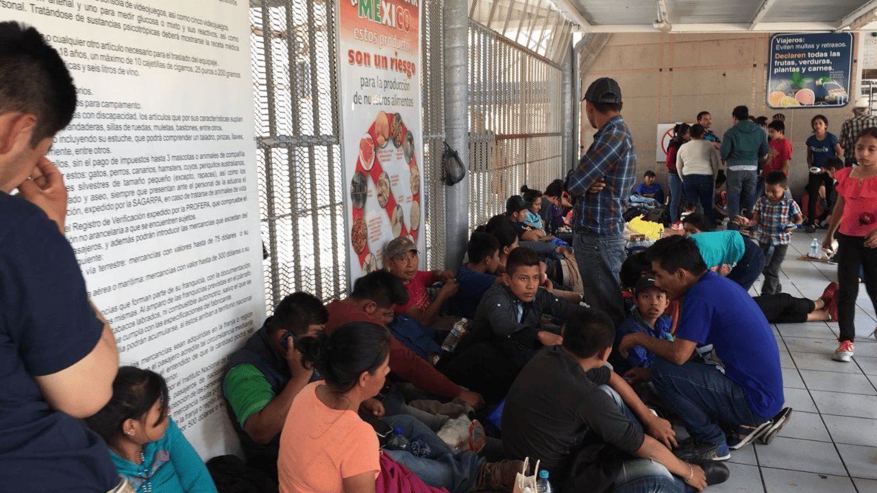 Migrantes inundan la frontera de Nogales por solicitudes de asilo