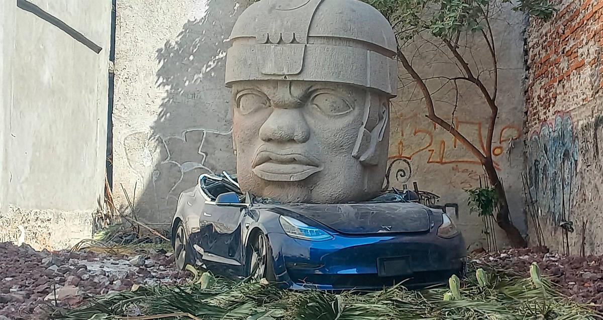 Captan misterioso Tesla aplastado por cabeza Olmeca en CDMX