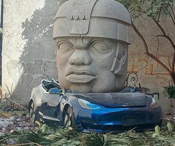 Captan misterioso Tesla aplastado por cabeza Olmeca en CDMX