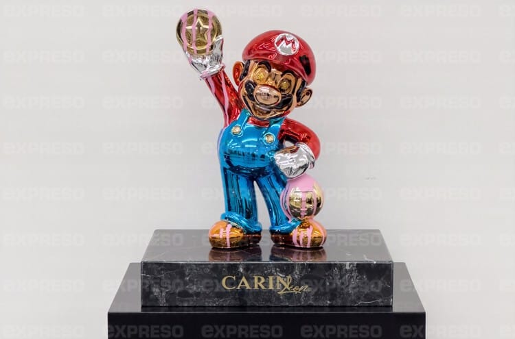 Recibe Carin León exclusiva escultura de Mario Bros con colmillo de leche