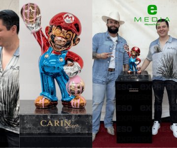 Recibe Carin León exclusiva escultura de Mario Bros con colmillo de leche