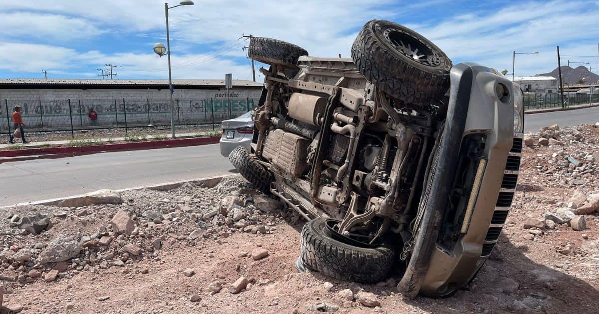 Auto sufre aparatoso volcamiento al oriente de Guaymas