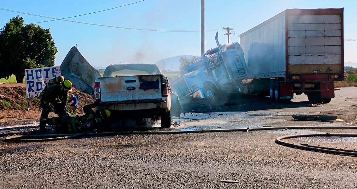 Camioneta se incendia tras aparatoso choque contra tráiler en Cajeme