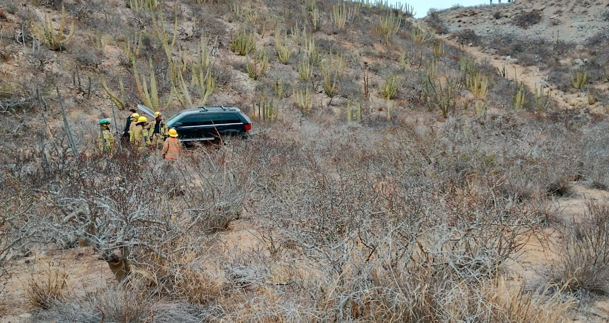 Vehículo cae a barranco a un costado del mirador escénico de San Carlos