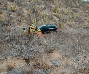 Vehículo cae a barranco a un costado del mirador escénico de San Carlos