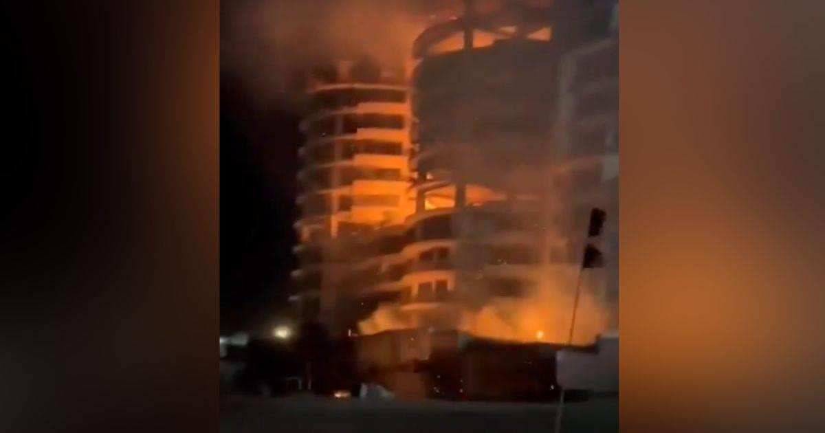 Se incendia edificio en Playa Brujas en Mazatlán, Sinaloa