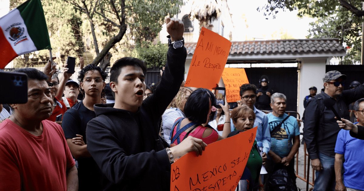 Simpatizantes de Morena se manifiestan frente a embajada de Ecuador en CDMX