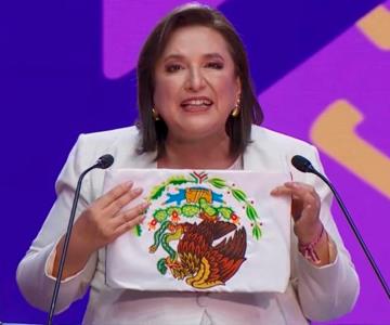 ¿Xóchitl Gálvez será sancionada por mostrar la bandera al revés?