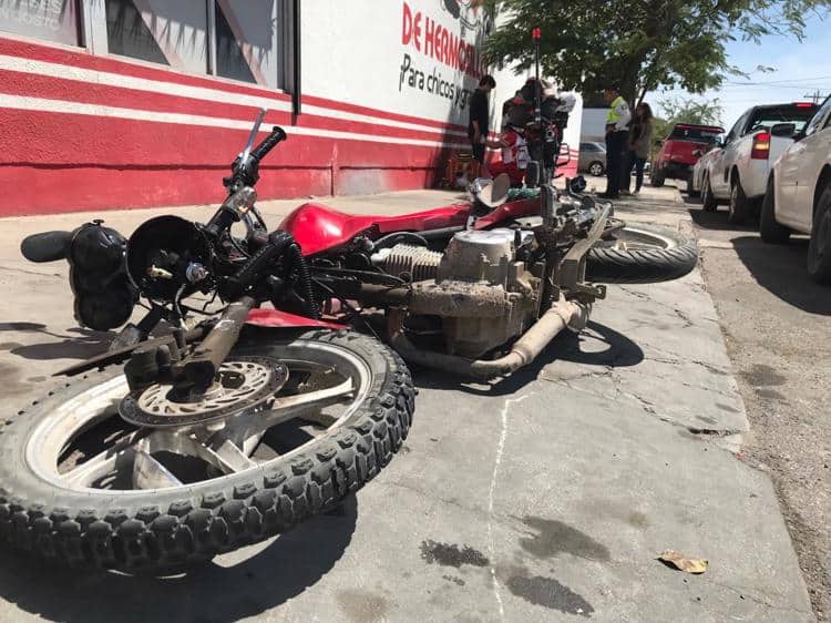 Motociclista y sedan sufren choque en colonia Balderrama