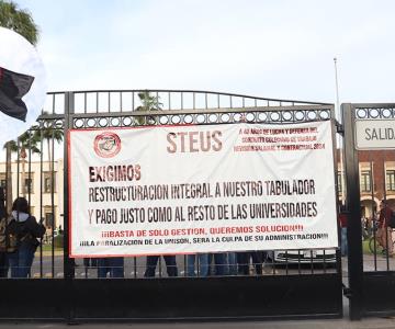 Miembros de Steus se manifiestan en rectoría; izan bandera
