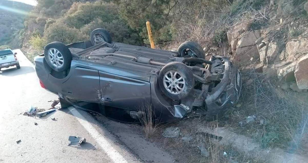 Automóvil sufre aparatoso accidente en carretera Ímuris-Cananea