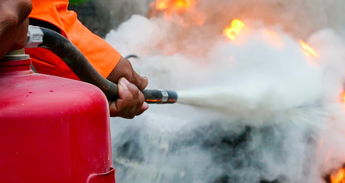 Incendio en taller mecánico por quema de basura al sur de Hermosillo