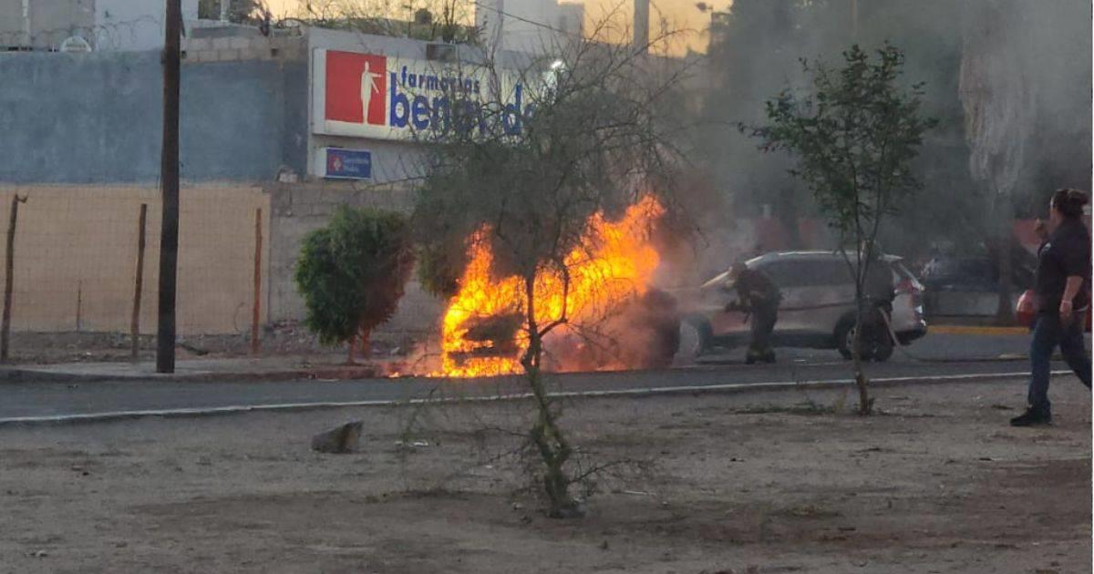 Auto se prende en llamas sobre el bulevar Morelos