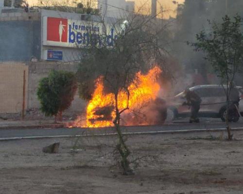 Auto se prende en llamas sobre el bulevar Morelos