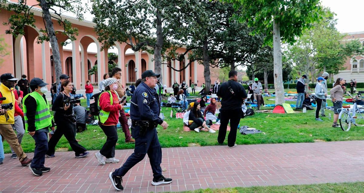 Policía repliega protesta de estudiantes propalestinos en Los Ángeles