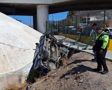 Auto cae del puente Miramar en Guaymas; conductor termina en el hospital