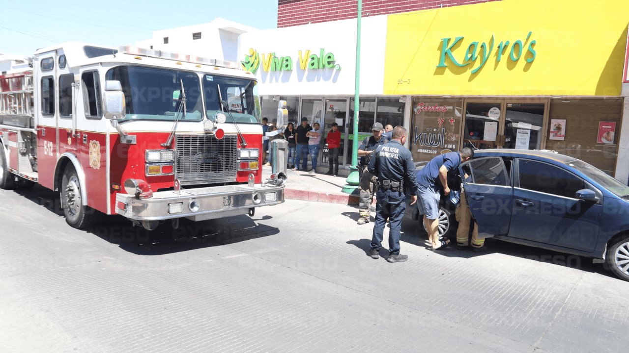 Rescatan a niña atrapada al interior de un vehículo en Hermosillo