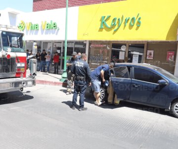 Rescatan a niña atrapada al interior de un vehículo en Hermosillo