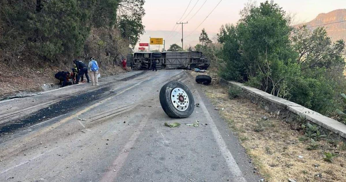 Vuelca camión de peregrinos en carretera Capulín-Chalma; reportan 14 muertos