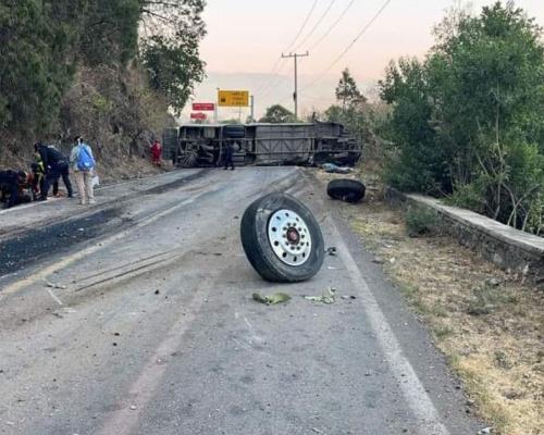 Vuelca camión de peregrinos en carretera Capulín-Chalma; reportan 14 muertos