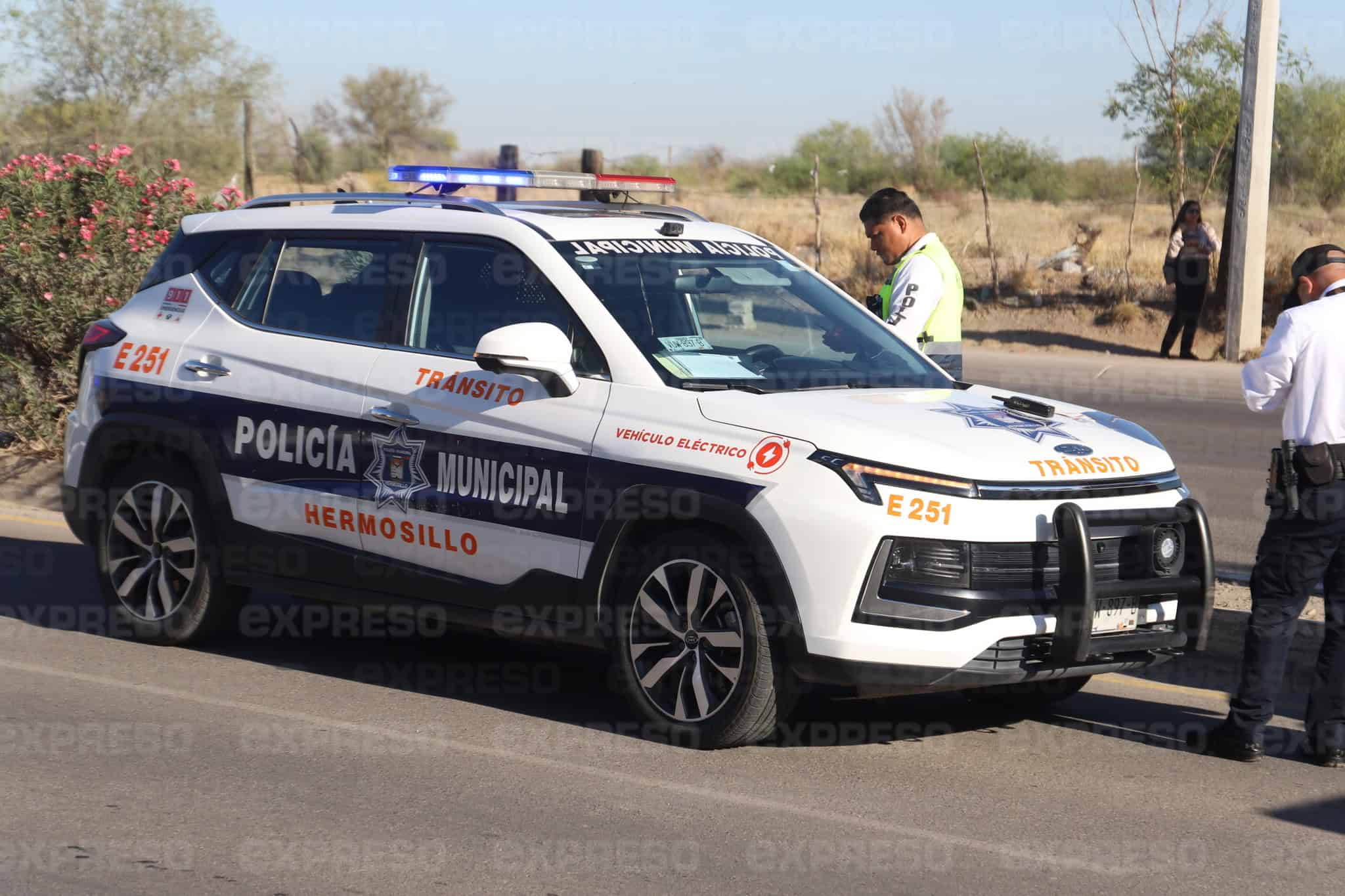 Camioneta embiste a joven en la colonia Puerta Real