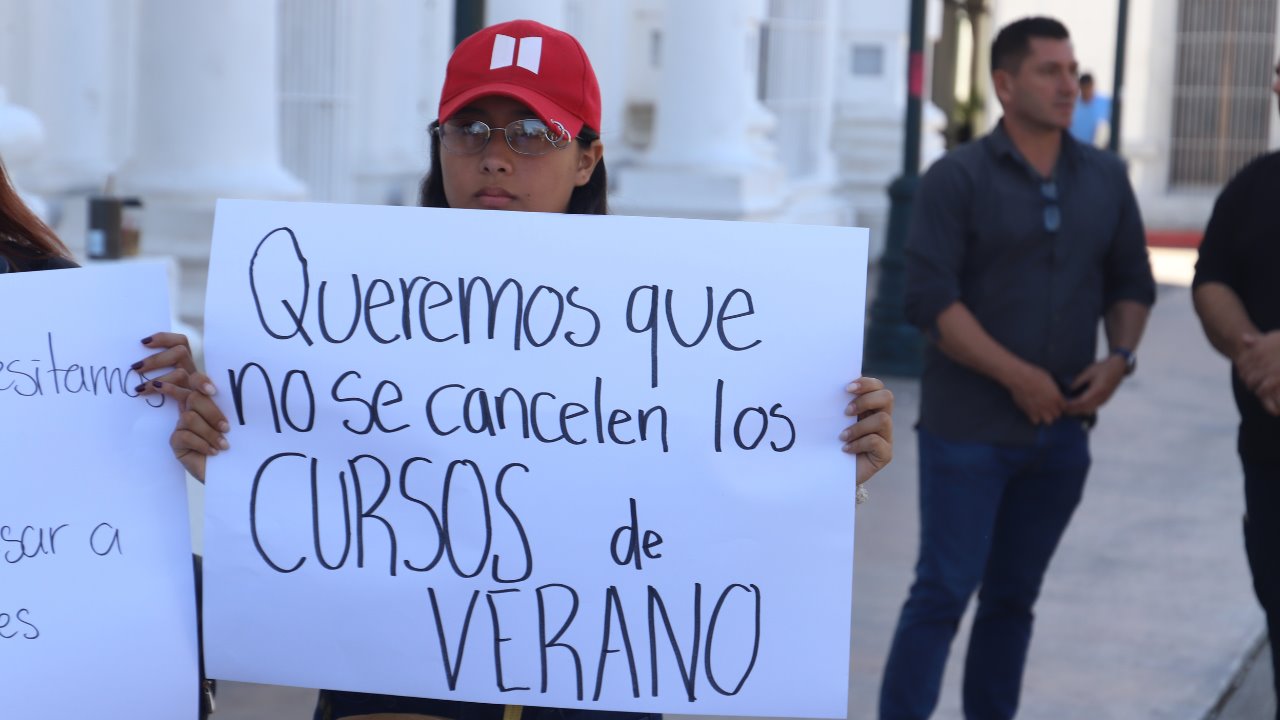 Estudiantes de la Unison se manifiestan por prolongación de huelga