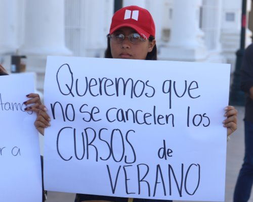 Estudiantes de la Unison se manifiestan por prolongación de huelga