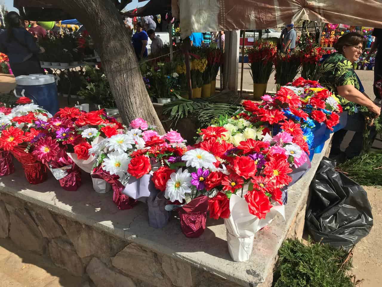 Visitan panteones de Hermosillo por el Día de las Madres