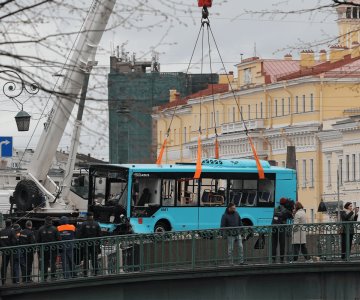 Autobús cae a río en San Petersburgo dejando varios fallecidos y heridos