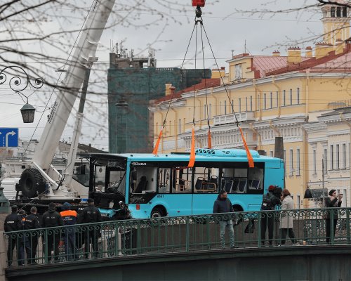 Autobús cae a río en San Petersburgo dejando varios fallecidos y heridos