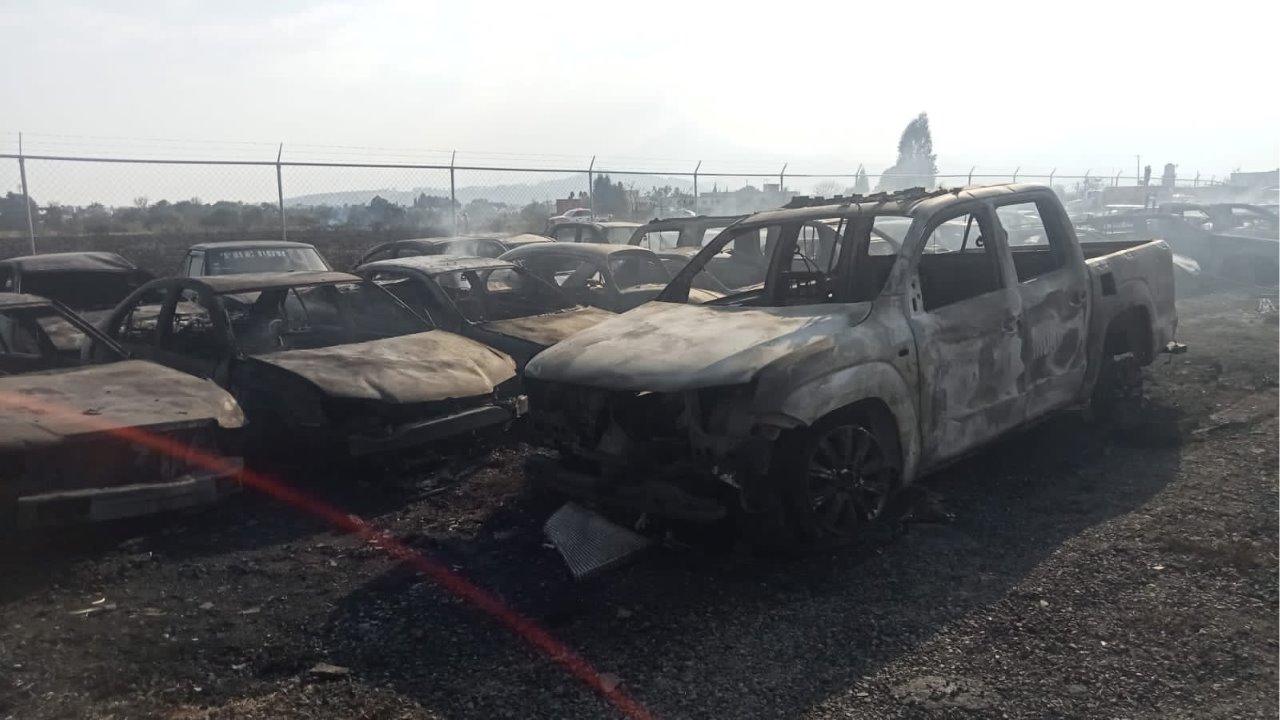 Incendio se extiende a lote de autos y acaba con más de 200 unidades