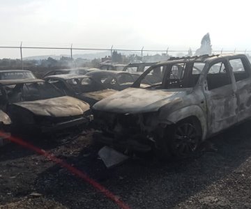 Incendio se extiende a lote de autos y acaba con más de 200 unidades