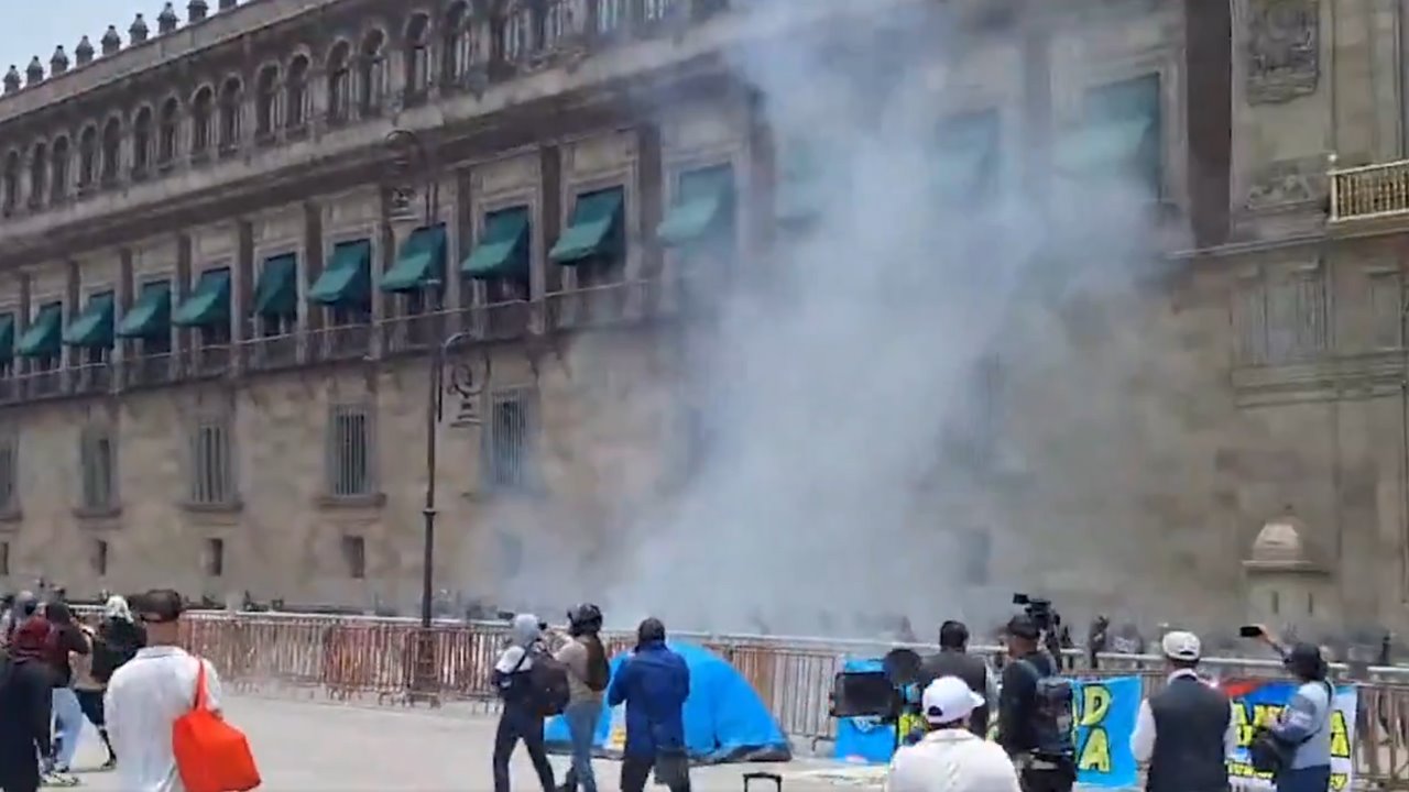 Normalistas lanzan cohetones a Palacio Nacional tras liberación de militares