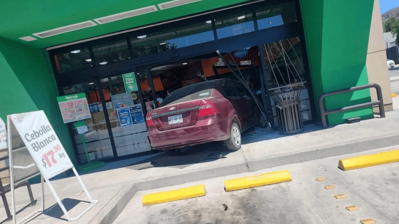 Automóvil impacta contra supermercado en Guaymas