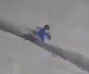 Video | Policías encuentran a bebé gateando solo en la calle de madrugada
