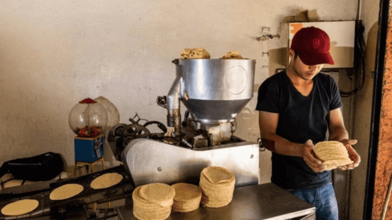 Inflación y extorsiones elevan precios de la tortilla en México