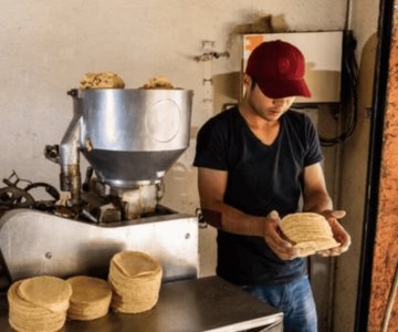 Inflación y extorsiones elevan precios de la tortilla en México