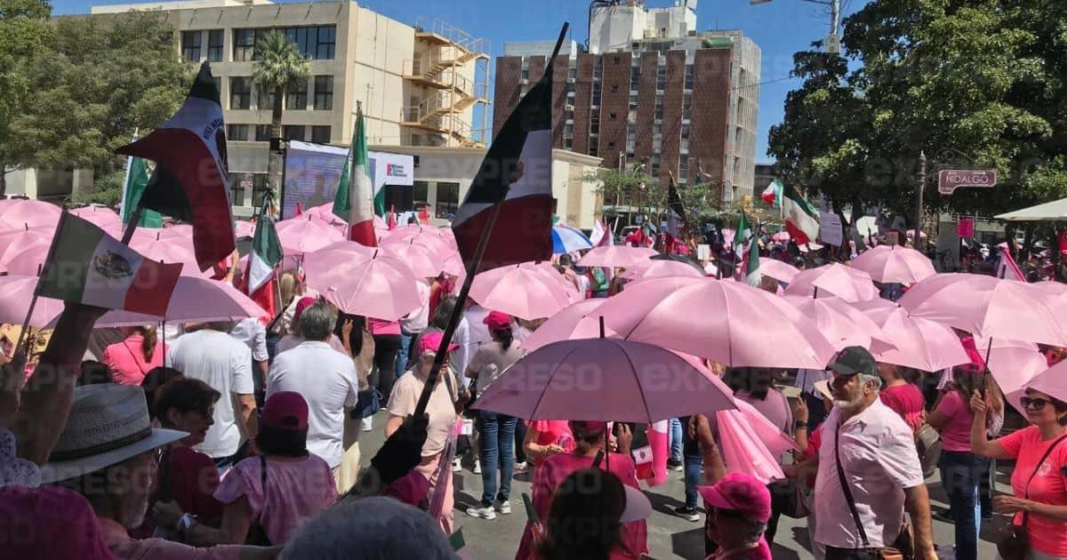Hermosillenses participan en marcha de Marea Rosa